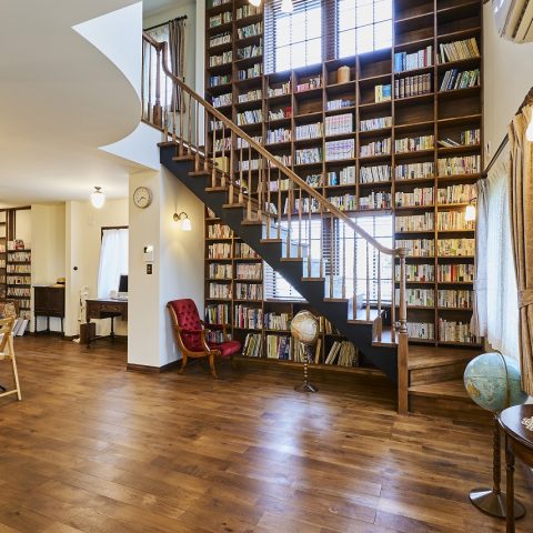 にのみや工務店_壁一面本棚がある洋館風住宅
