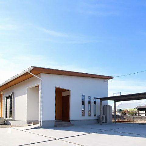 小栗材木店_白と木が調和する平屋