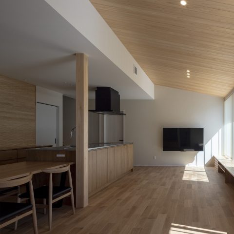 小栗材木店_高性能＆LDKの窓際造作ベンチがある平屋