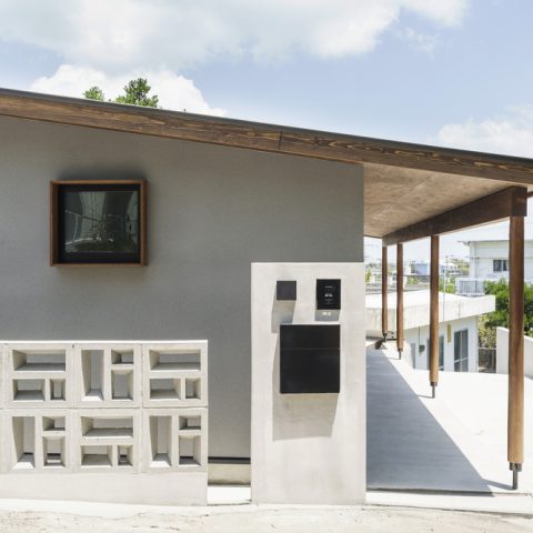 琉球ストーク_青い海を眺める洗練された木造平屋