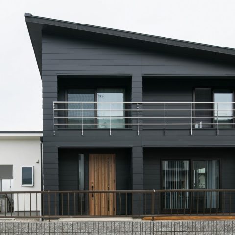 前昌建設_黒ガルバのスタイリッシュな家