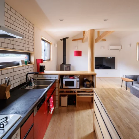 こばじゅう_赤をアクセントにした自然素材の注文住宅