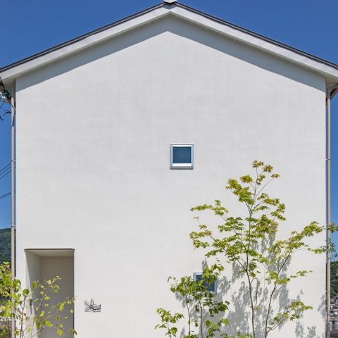 高橋工務店_本と暮らす高台の四角窓の家