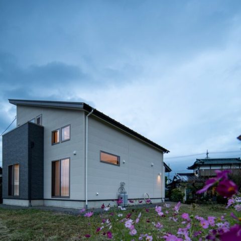 ワンズプラス_吹き抜けリビングと片流れ屋根の家