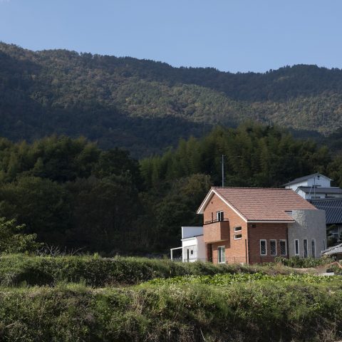 IKEHOUSE(池芳工務店)_住む人の心が弾む工夫もある、周囲の緑に溶け込む煉瓦積みの家