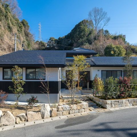 しおた工務店_庭の彩を楽しむ木造りの平屋