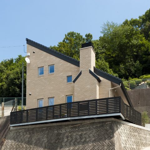 IKEHOUSE(池芳工務店)_外断熱の組合せで年中快適な煉瓦積みの家