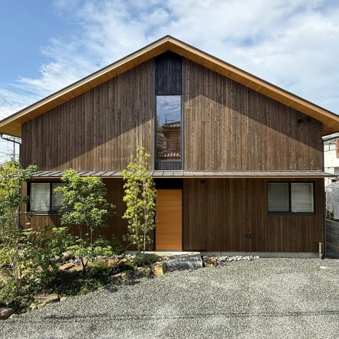DAIKOstyle_豊中の家「大屋根と杉板外壁が特徴の余白のある家」