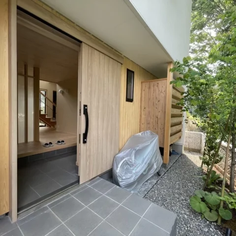 こばじゅう_津久井湖を望む自然素材の家