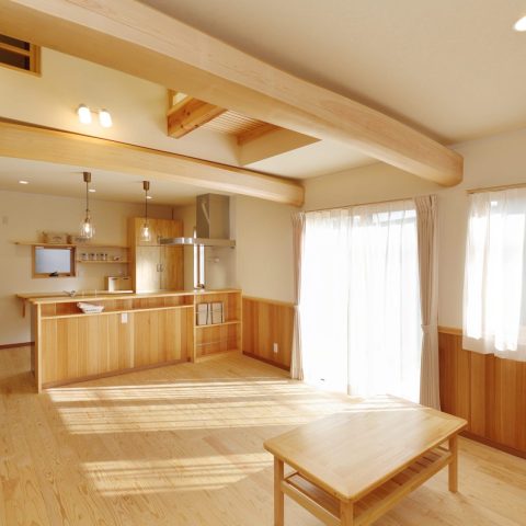 木の城いちばん_無垢檜の化粧梁が暮らしを彩る住まい