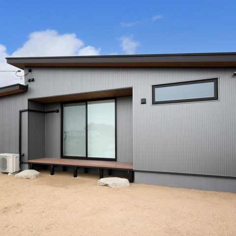 木の城いちばん_高台に佇む中庭テラスのある平屋