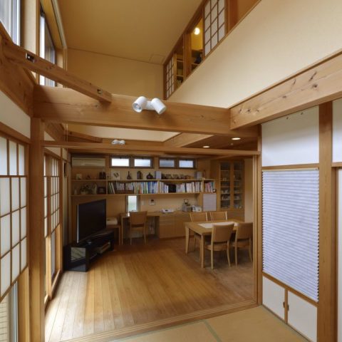 創造空間 高田工務店_天然木と吹き抜け空間が存在感を示す現代の民家
