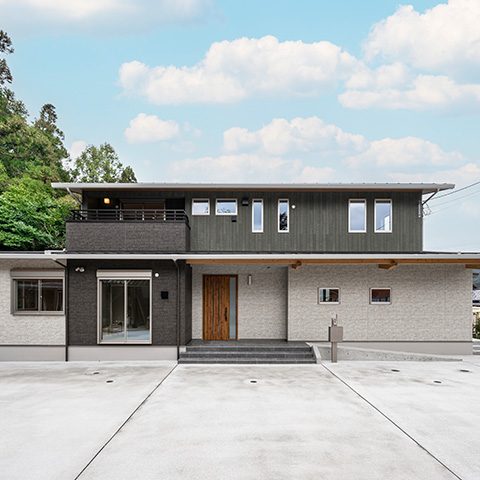 穴井工務店_窓から差し込む光と木のぬくもりを感じる家