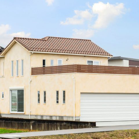 フィックスホーム_リビングから愛車を眺める家